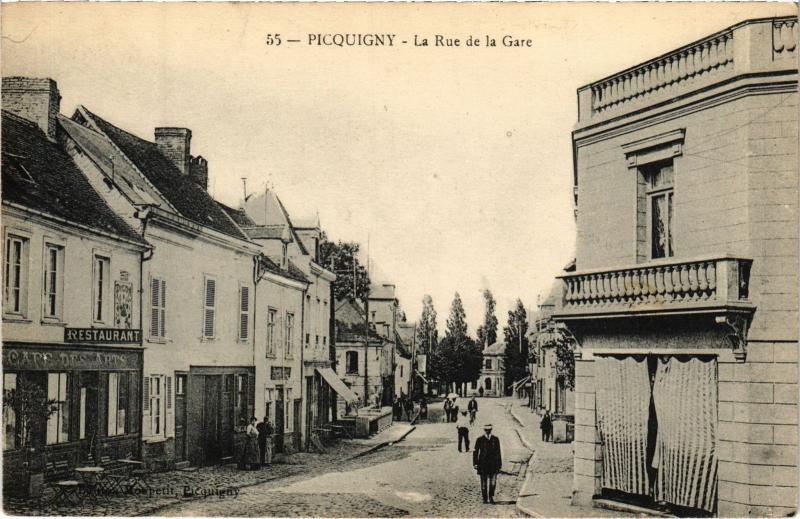Carte postale ancienne Picquigny Rue de la Gare à Picquigny