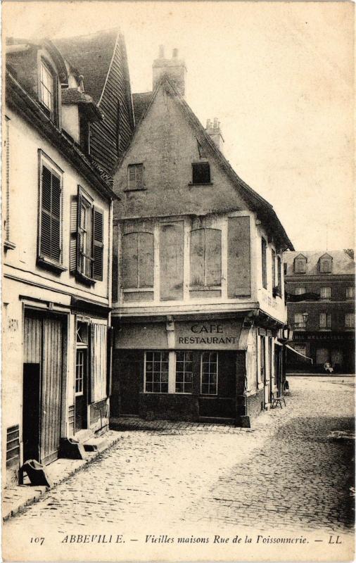 Carte postale ancienne Abbeville vieilles maisons Rue de la Poissonnerie à Abbeville