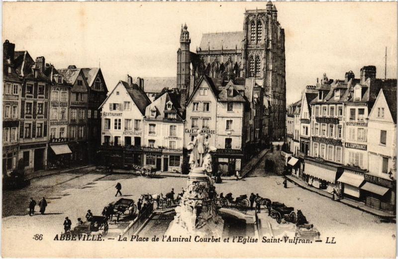 Carte postale ancienne Abbeville Place de l'Amiral Courbet à Abbeville