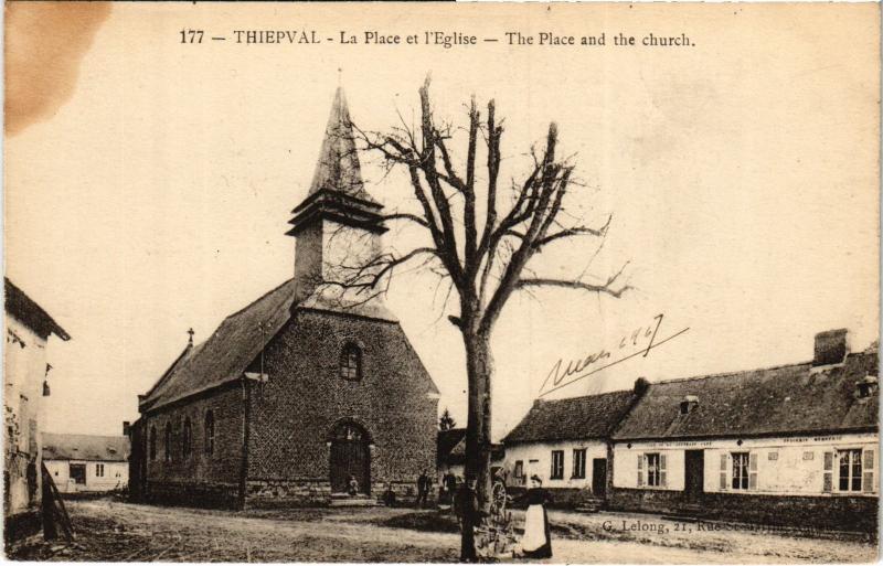 Carte postale ancienne Thiepval la Place et eglise à Thiepval