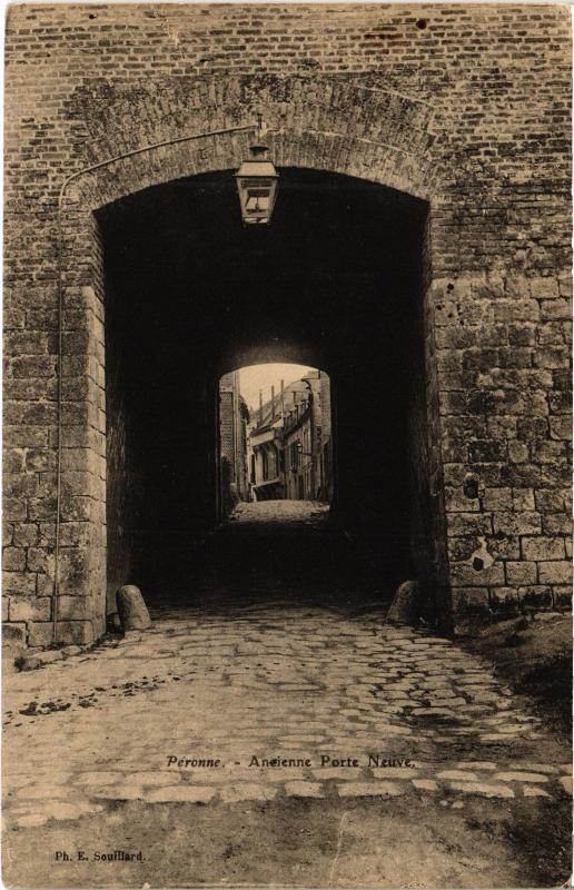 Carte postale ancienne Peronne Ancienne Porte Neuve