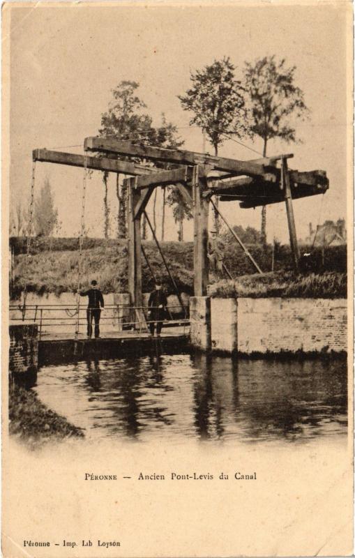 Carte postale ancienne Peronne Ancien Pont Levis du Canal