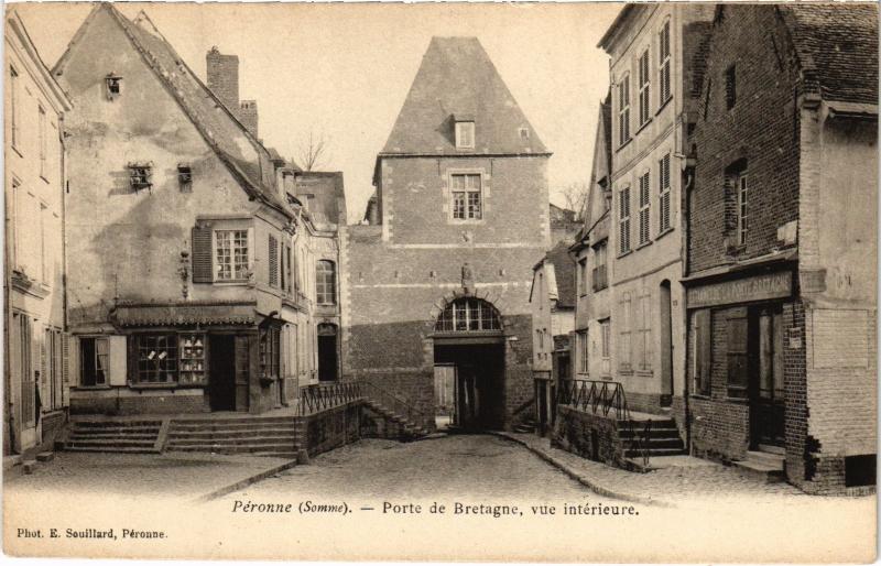 Carte postale ancienne Peronne Porte de Bretagne