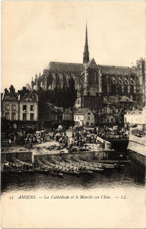 Carte postale ancienne Amiens la Cathedrale et le marche à Amiens