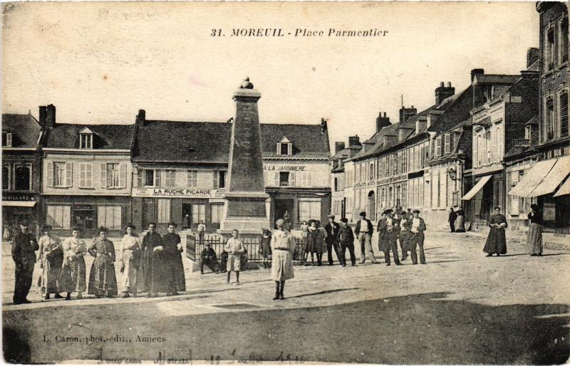 Carte postale ancienne Moreuil Place Parmentier à Moreuil