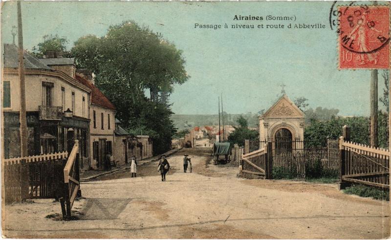 Carte postale ancienne Airaines passage a niveau et Route d'Abbeville à Abbeville