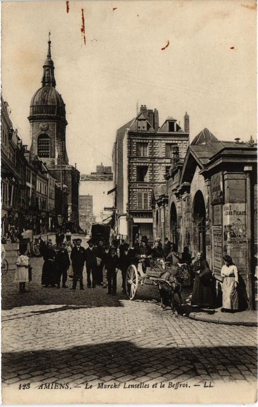Carte postale ancienne Amiens le marche Lenselles et le Beffroi à Amiens