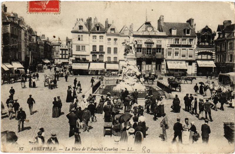 Carte postale ancienne Abbeville Place de l'Amiral Courbet à Abbeville