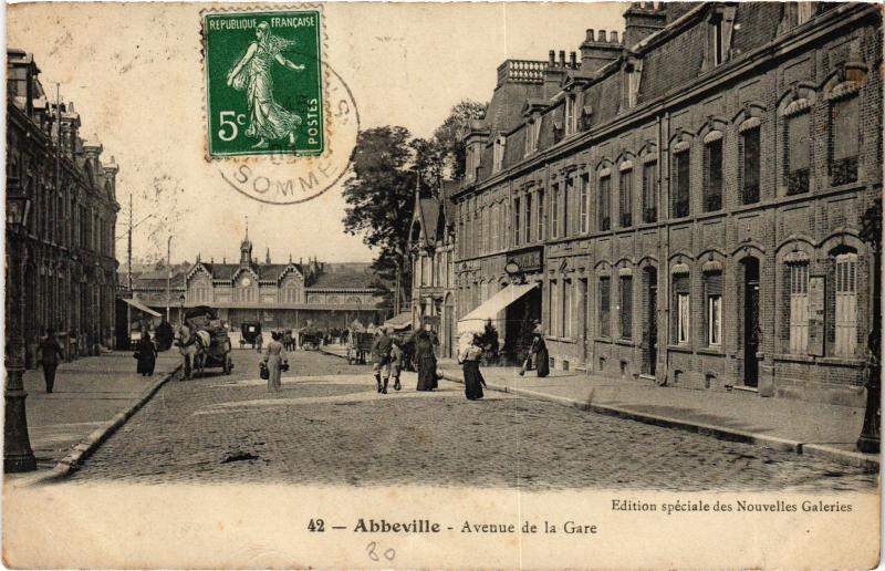 Carte postale ancienne Abbeville Avenue de la Gare à Abbeville