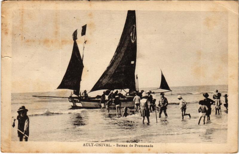Carte postale ancienne Ault Bateau de Promenade