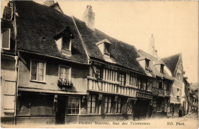 Carte postale ancienne Abbeville Rue des Teinturiers vieilles maisons à Abbeville