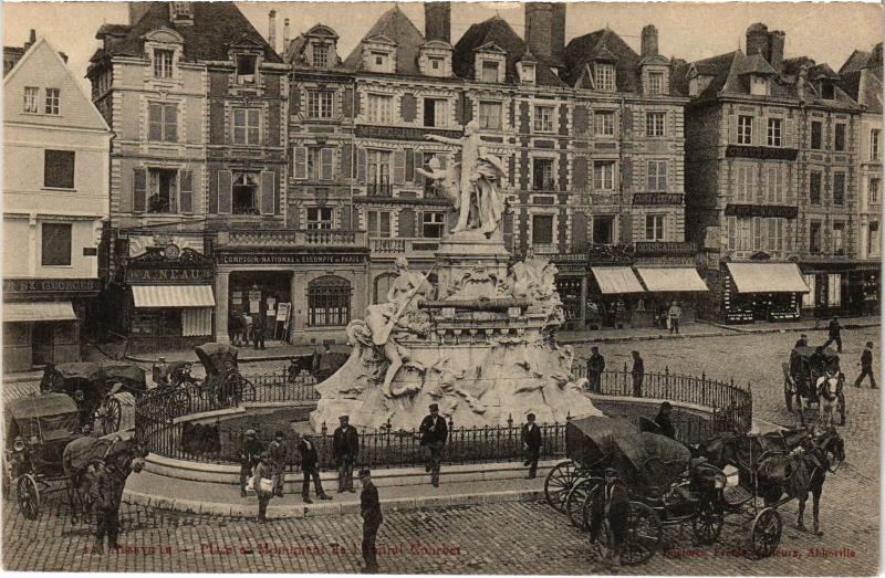 Carte postale ancienne Abbeville Place du Monument de l'Amiral Courbet à Abbeville