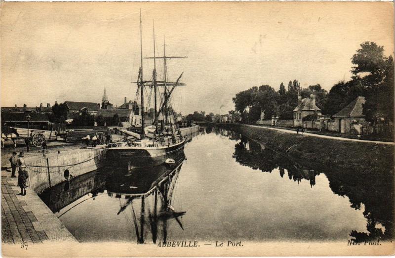 Carte postale ancienne Abbeville le port à Abbeville
