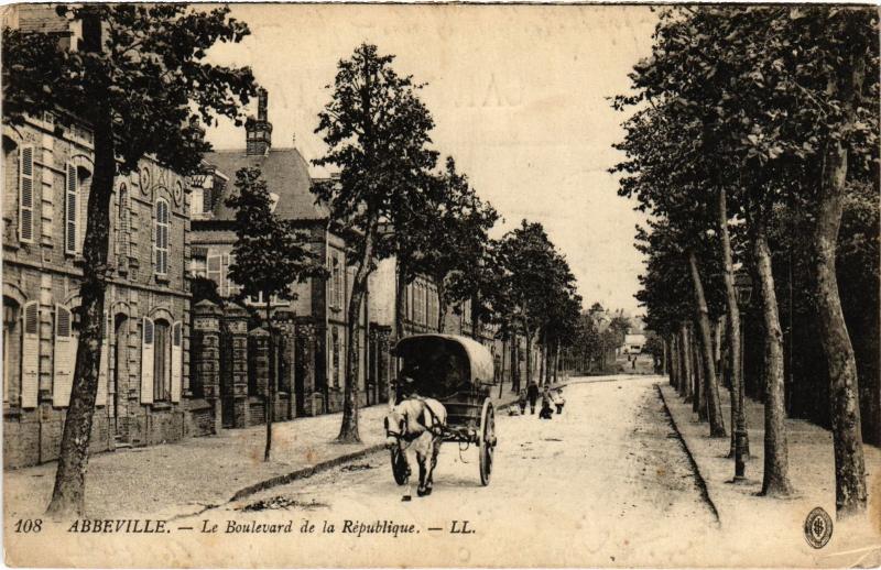 Carte postale ancienne Abbeville Boulevard de la Republique à Abbeville