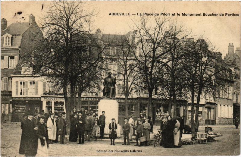 Carte postale ancienne Abbeville Place du Pilori Monument Boucher à Abbeville