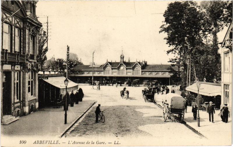 Carte postale ancienne Abbeville Avenue de la Gare à Abbeville