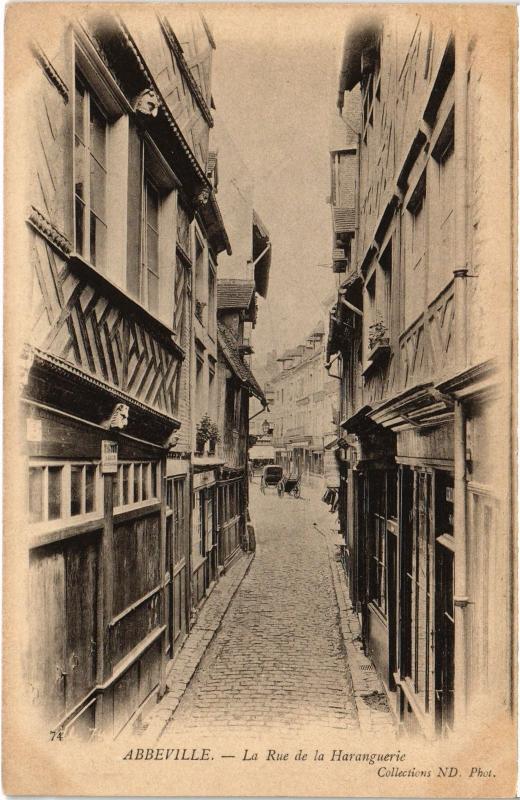 Carte postale ancienne Abbeville Rue de la Haranguerie à Abbeville