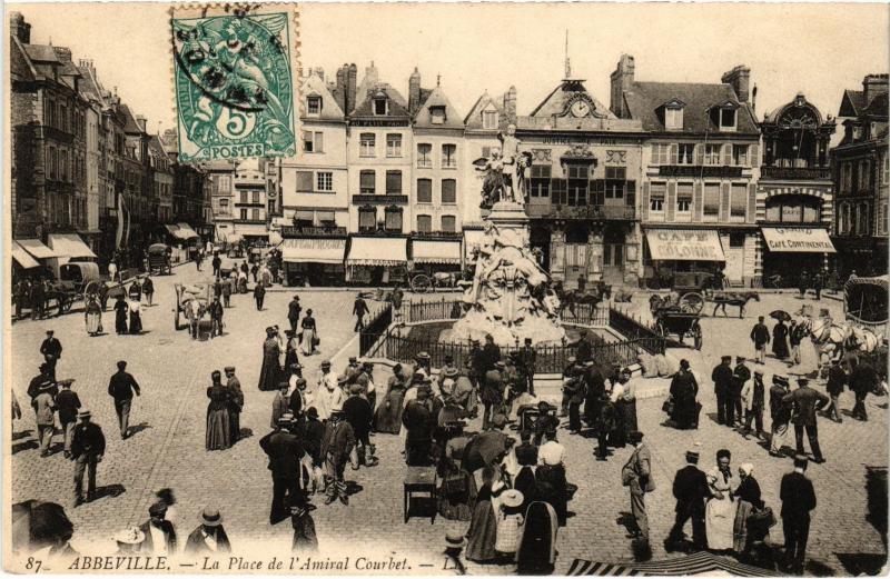 Carte postale ancienne Abbeville Place de l'Amiral Courbet à Abbeville