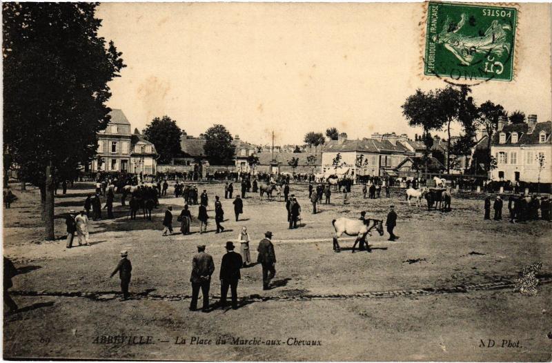 Carte postale ancienne Abbeville Place du Marche aux Chevaux à Abbeville