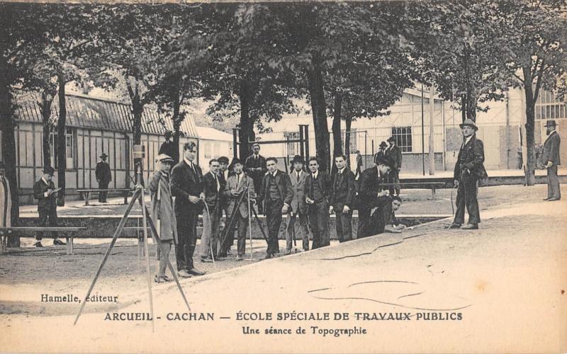Carte postale ancienne Arcueil Cachan - Ecole Speciale De Travaux Publics - Une Seance De Topogr à Arcueil