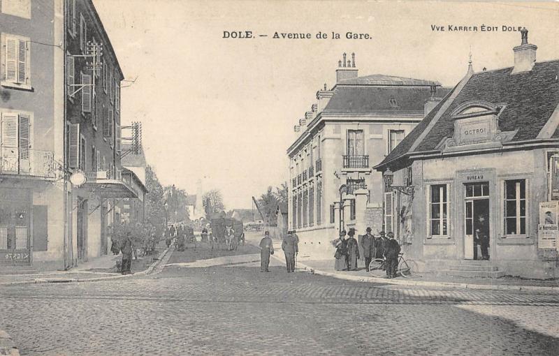 Carte postale ancienne Dole - Avenue De La Gare à Dole