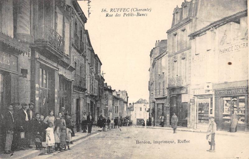 Carte postale ancienne Ruffec - Rue Des Petits Bancs à Ruffec