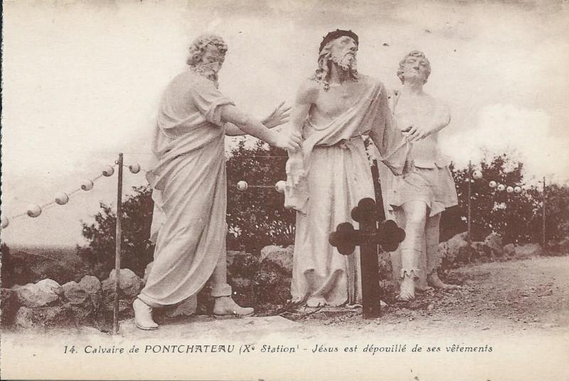 Carte postale ancienne Calvaire de Pontchâteau (Xe Station - Jésus est dépouillé de ses vêtements) à Pontchâteau