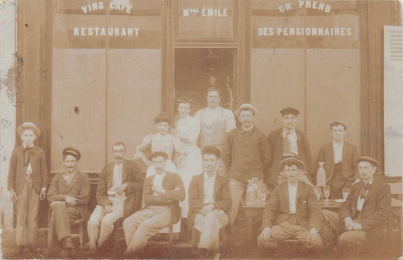 Carte postale ancienne Levallois Perret - Carte Photo - Maison Emile - Vins Cafe Restaurant / à Levallois-Perret