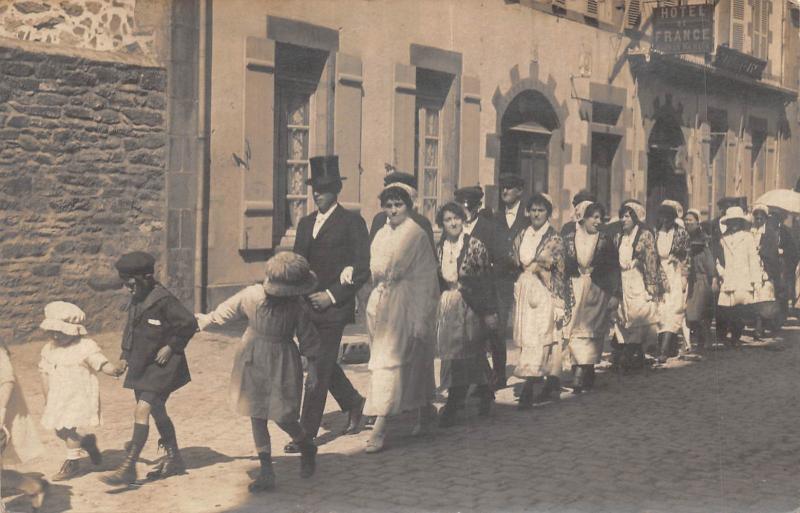 Carte postale ancienne Douarnenez - Carte Photo - A Cote De L'Hotel De France Morvan Michaux à Douarnenez