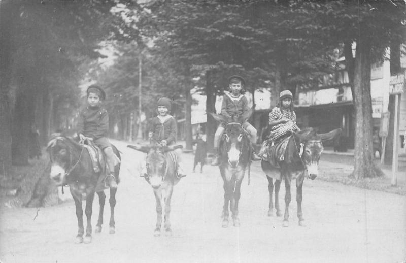 Carte postale ancienne Vichy Certainement - Carte Photo - Enfants Sur Des Anes à Vichy