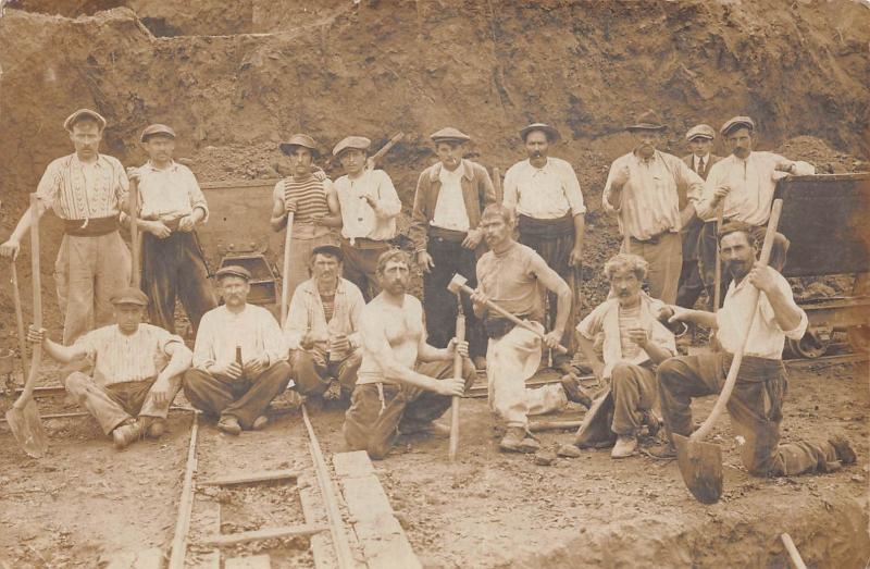 Carte postale ancienne Charleville - Carte Photo - Mineurs Au Travail Dans Les Carrieres