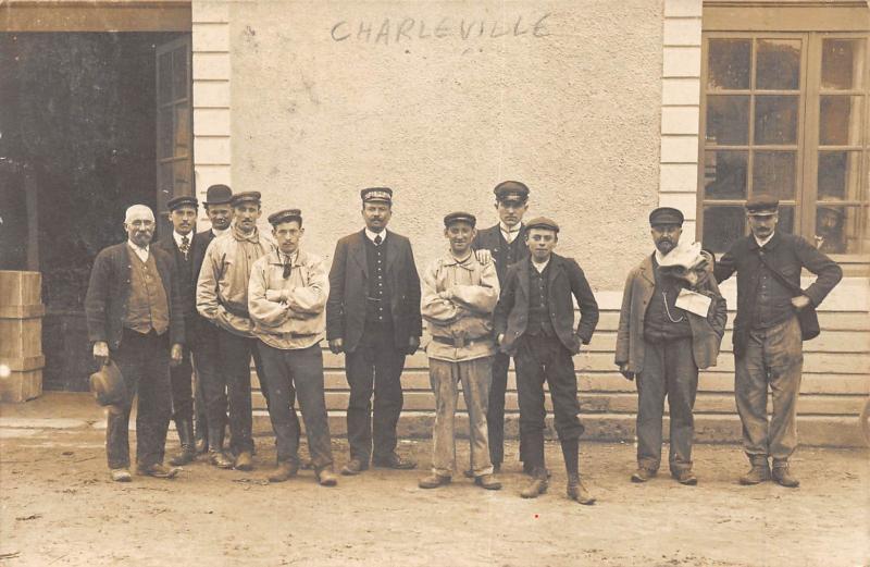 Carte postale ancienne Charleville - Carte Photo - Casquettes Des Hommes Sont Marques Postes et