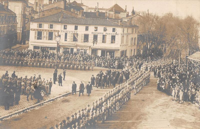 Carte postale ancienne Cognac - Carte Photo - Scene De Revue Militaire Au Boulevard Denfert Roch à Cognac