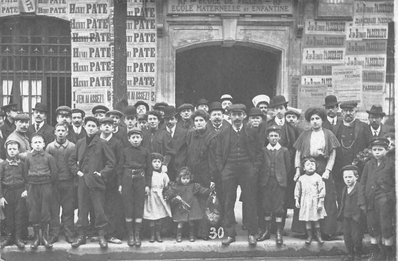 Carte postale ancienne Paris XIe - Carte Photo Elections Folie Mericourt - Situee Au 111 Avenue à Paris 11e