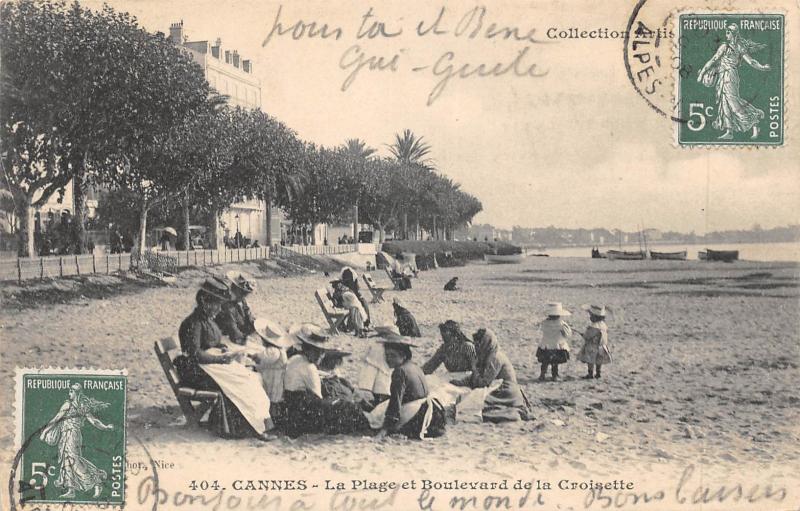 Carte postale ancienne Cannes - La Plage Et Le Boulevard à Cannes