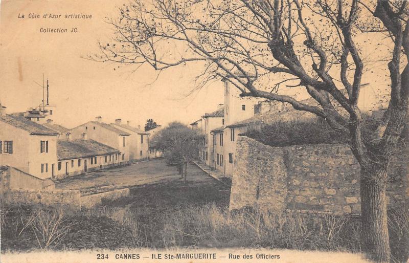 Carte postale ancienne Cannes - Ile Sainte Marguerite - Rue Des Officiers à Cannes