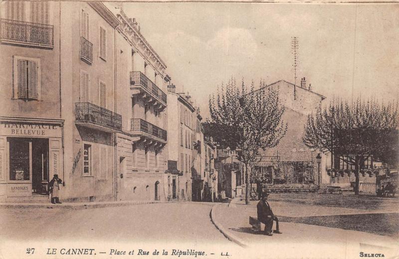 Carte postale ancienne Le Cannet - Place Et Rue De La Republique au Cannet