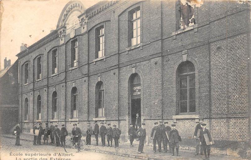Carte postale ancienne Ecole Superieure D'Albert - La Sortie Des Externes à Albert
