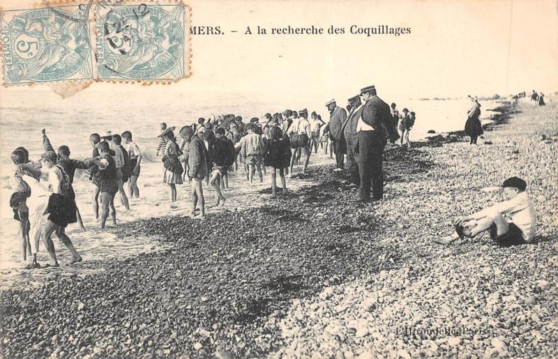 Carte postale ancienne Mers - A La Recherche Des Coquillages