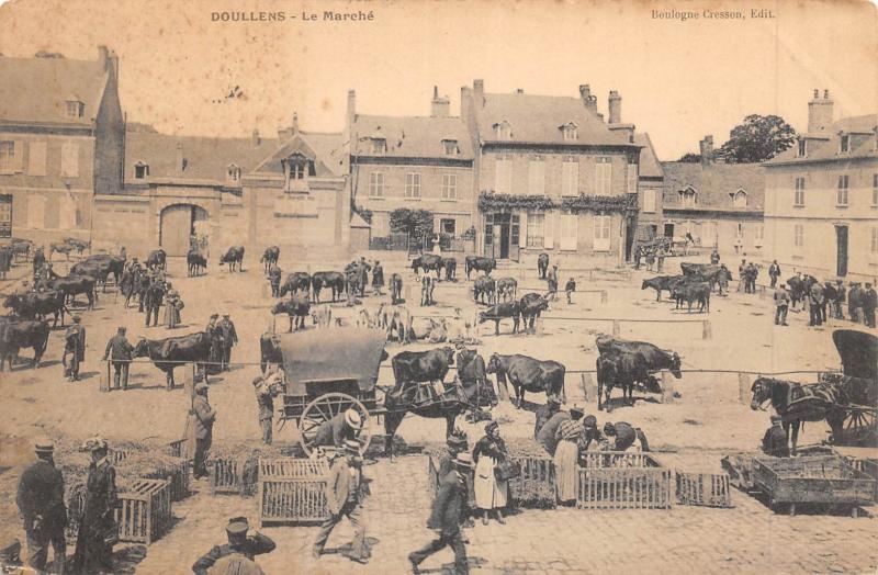 Carte postale ancienne Doullens - Le Marche à Doullens