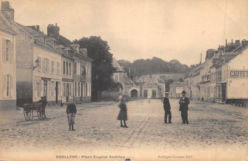 Carte postale ancienne Doullens - Place Eugene Andrieu à Doullens