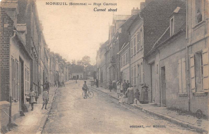 Carte postale ancienne Moreuil - Rue Carnot à Moreuil