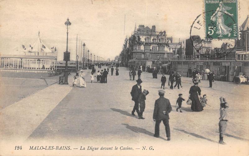 Carte postale ancienne Malo Les Bains - La Digue Devant Le Casino