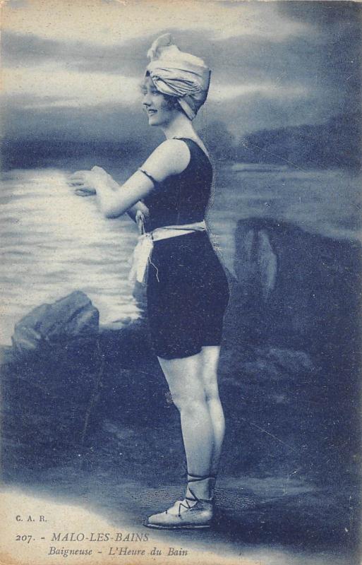 Carte postale ancienne Malo Les Bains - Baigneuse - L'Heure Du Bain