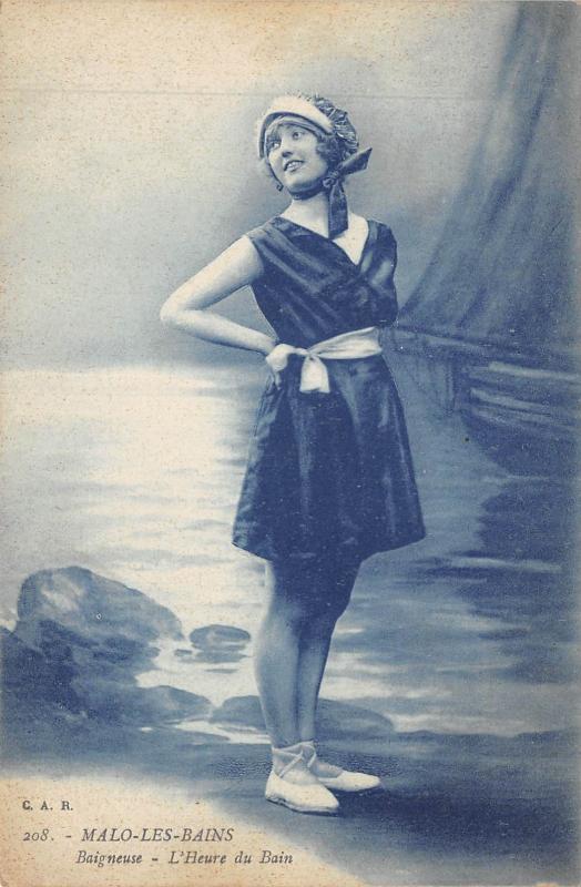 Carte postale ancienne Malo Les Bains - Baigneuse - L'Heure Du Bain