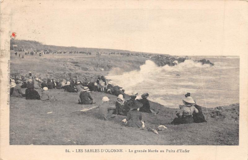 Carte postale ancienne Les Sables D'Olonne - La Grande Maree Au Puits D'Enfer aux Sables-d'Olonne