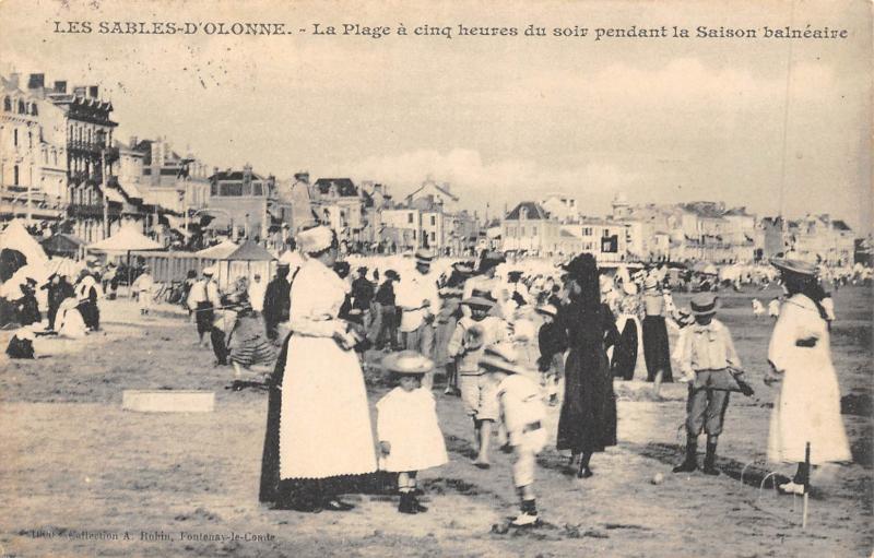 Carte postale ancienne Les Sables D'Olonne - La Plage A Cinq Heures Du Soir Pendant La Saison Ba aux Sables-d'Olonne