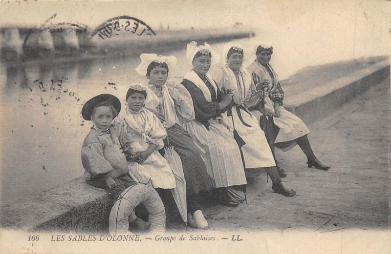 Carte postale ancienne Les Sables D'Olonne - Groupe De Sablaises aux Sables-d'Olonne