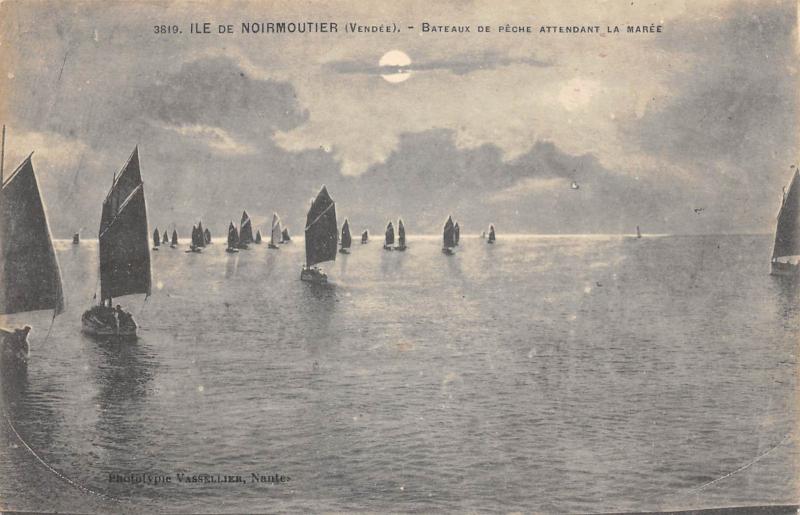 Carte postale ancienne Ile De Noirmoutier - Bateaux De Peche Attendant La Maree