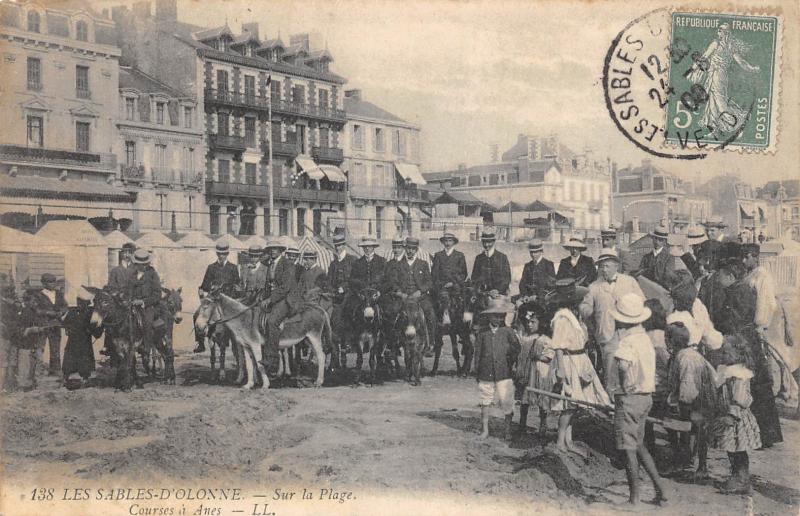 Carte postale ancienne Les Sables D'Olonne - Sur La Plage - Courses A Anes aux Sables-d'Olonne
